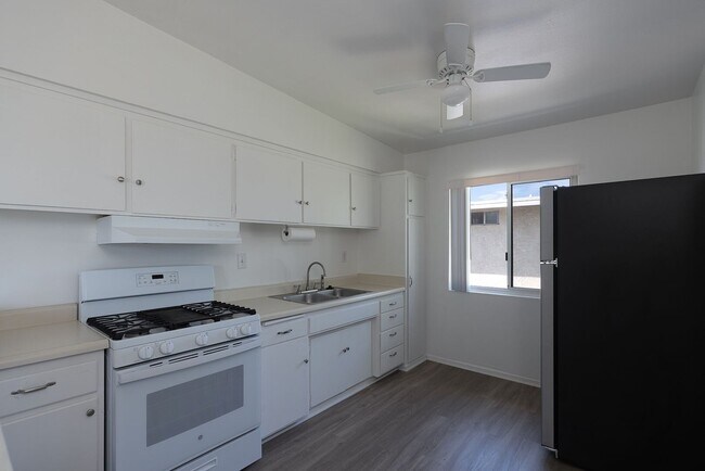 Foto del edificio - 2 Bedroom + 1 Bathroom Apartment | Oxnard Shores | Unfurnished