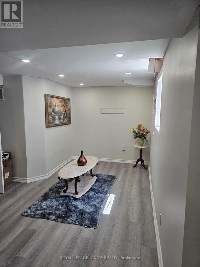 Building Photo - 2083 Blue Ridge Crescent