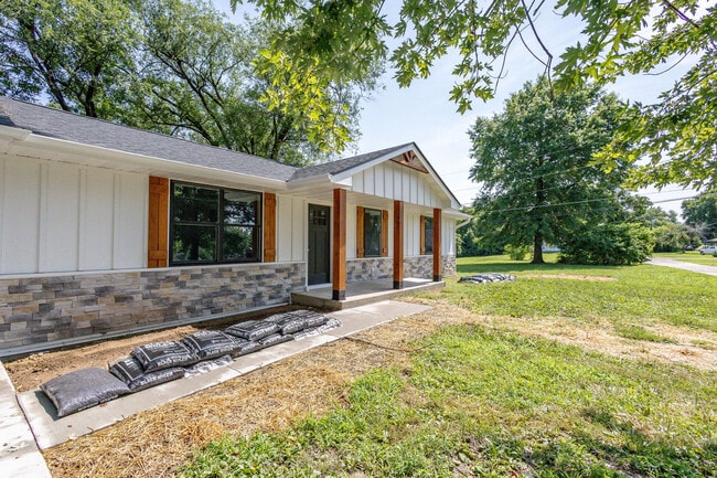 Building Photo - 25 Poplar Hill Dr