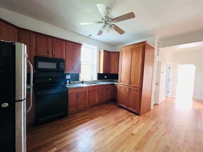 Foto del edificio - 3268 W Fullerton Ave