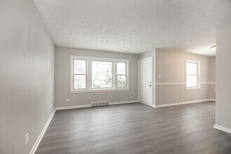 Building Photo - 2484 Greenvale Rd