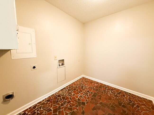 Building Photo - 5305 Oak Meadow Ave
