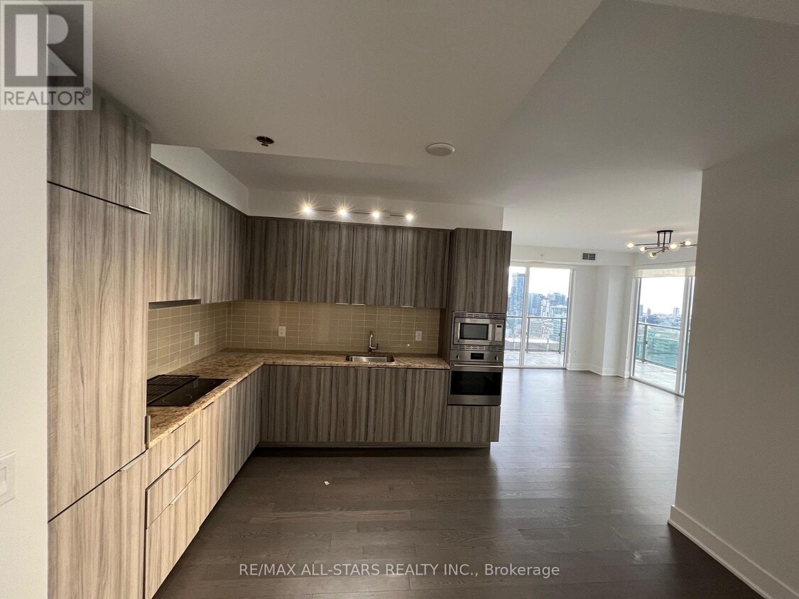 Primary Photo - 955 Bay St.