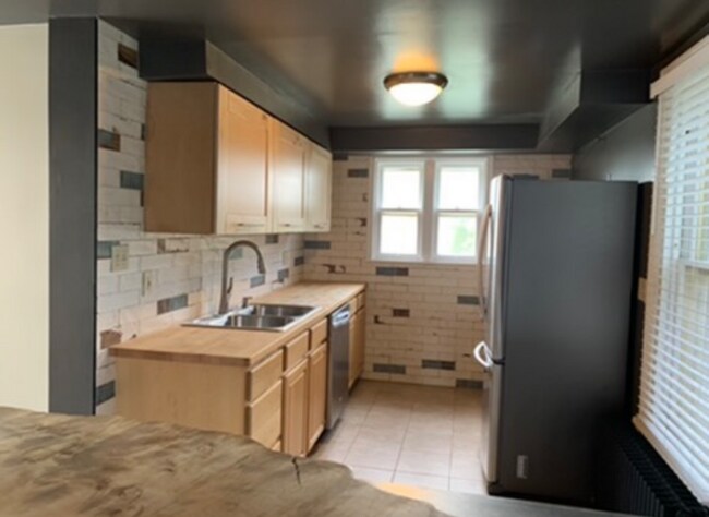 Building Photo - 112 Church St