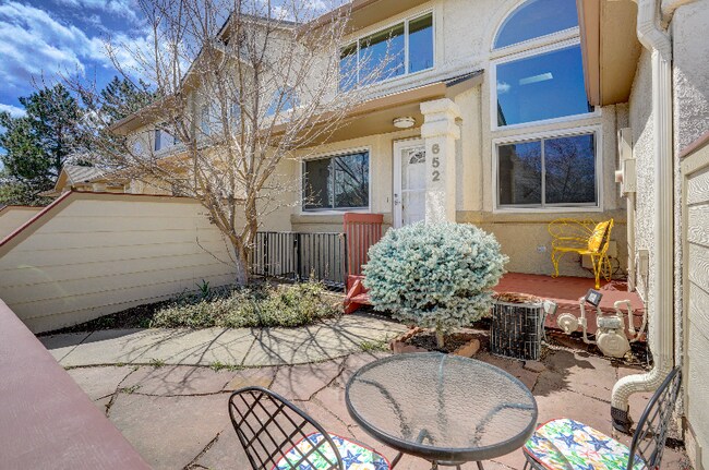 Building Photo - 652 Ridgeview Dr