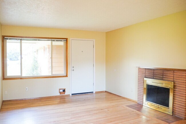 Foto del edificio - Sprawling 2-Story Mid-Century 4-Bed/2-Bath...