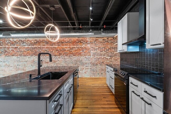 Foto del edificio - 330 W Lamar St