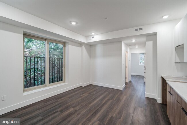 Foto del edificio - 5053 Ludlow St