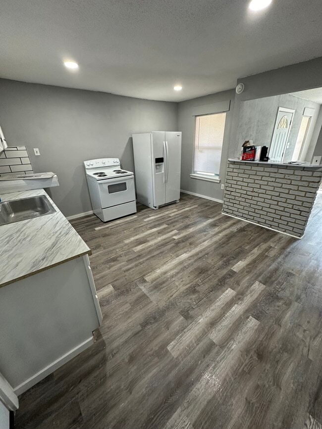 Building Photo - 500 College St