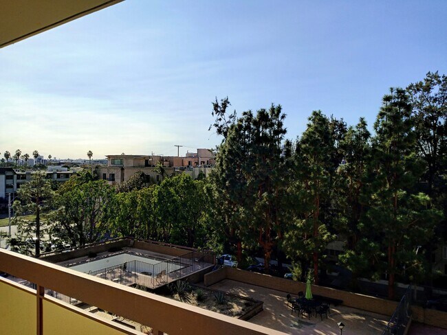 Foto del edificio - 321 S San Vicente Blvd