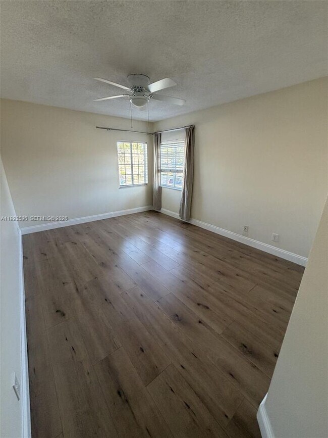 Foto del edificio - 2070 Madeira Dr