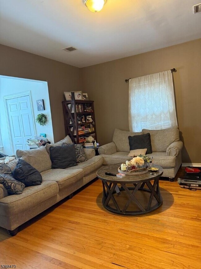 Foto del edificio - 191 Oakwood Ave