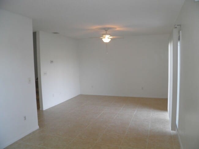 Building Photo - Townhome in Chelsea Square