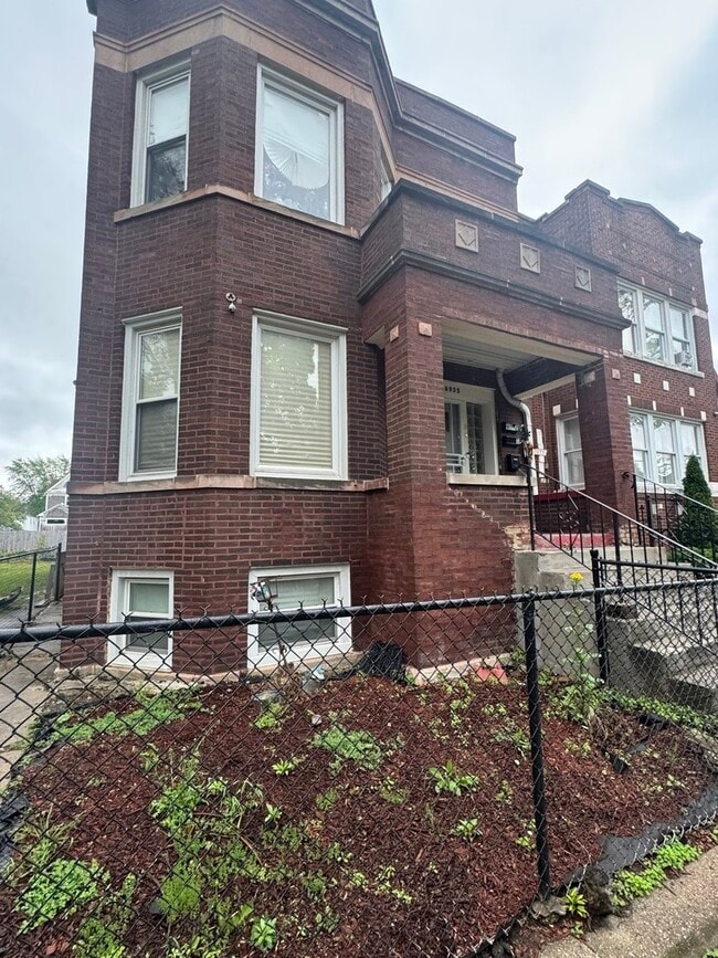 Building Photo - 6935 S Laflin St