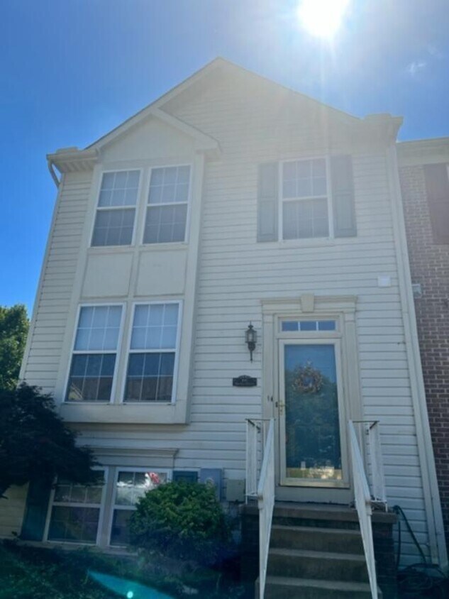 Lovely 2 bedroom, 1.5 bath end unit townhome Townhome Rentals in