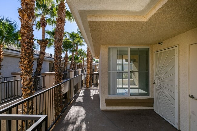 Building Photo - Fabulous top story unit near Durango Casino