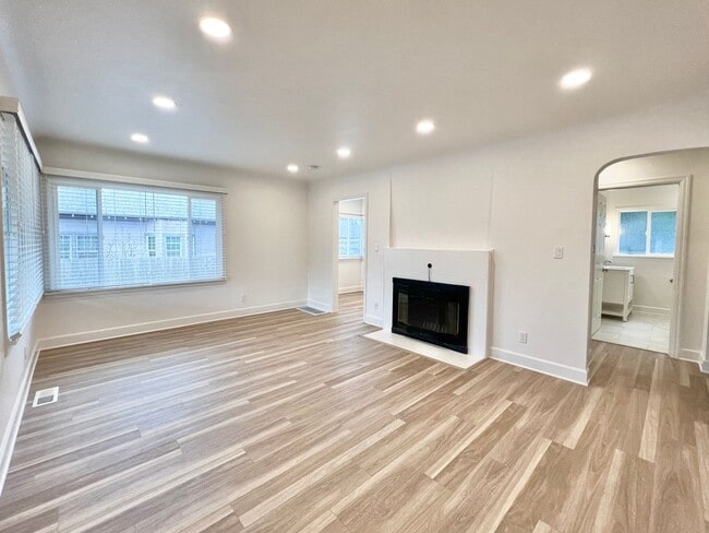 Building Photo - Newly Renovated 3 bed 2 bath With Huge Bac...