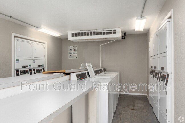 Foto del edificio - 4556 W Kiest Blvd