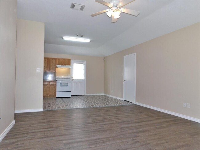 Building Photo - 10498 Royal Cullum