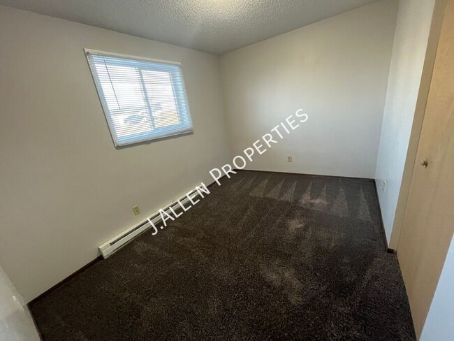 Building Photo - Spacious 2 bed