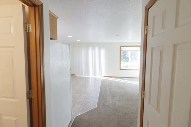 Building Photo - 3 Bedroom 2.5 Bathroom  Townhome