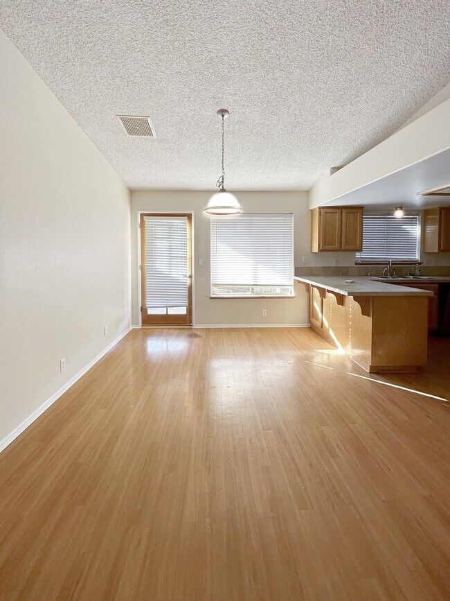 Foto del edificio - 605 E Wilson Ave