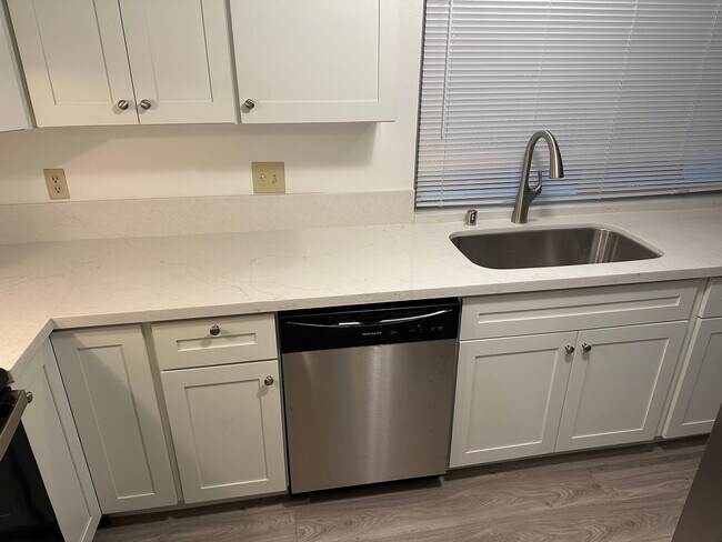 Building Photo - 3 Bed 2.5 Bath Townhouse