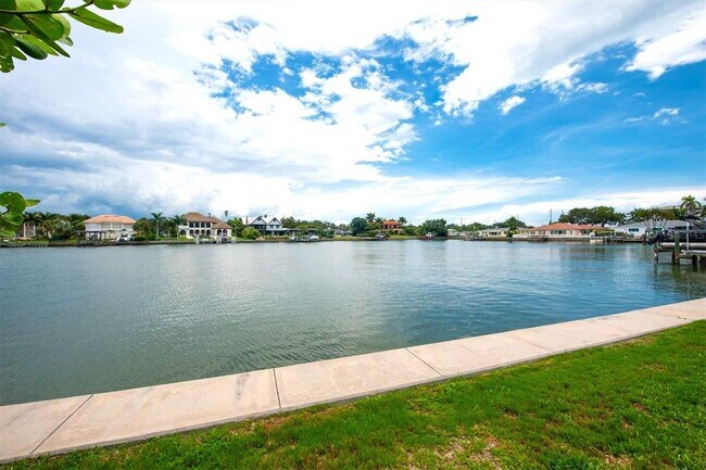 Foto del edificio - 315 Buttonwood Ln