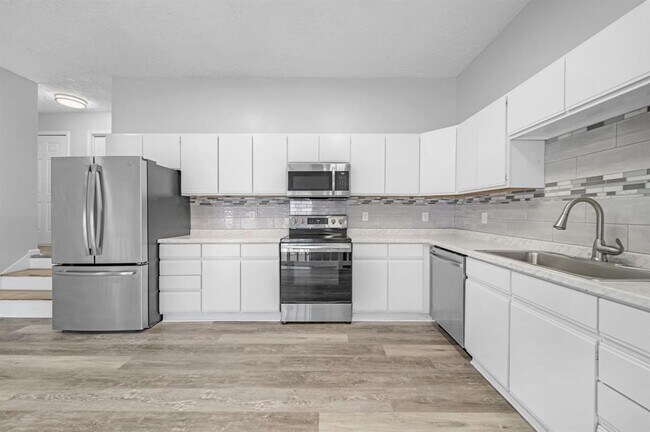 Building Photo - 1216 Lake View Dr
