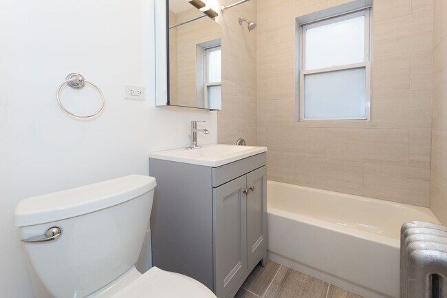 Foto del interior - 5208-14 N. Damen / 2000-10 W. Foster