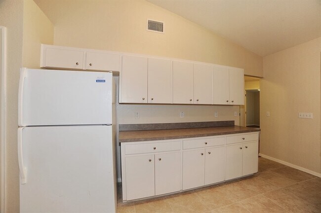 Building Photo - 2812 Oak Hammock Loop