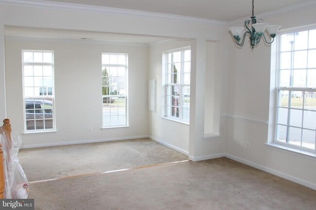 Building Photo - 13570 Village Green Dr