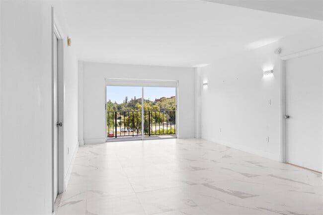 Building Photo - 4164 Inverrary Dr