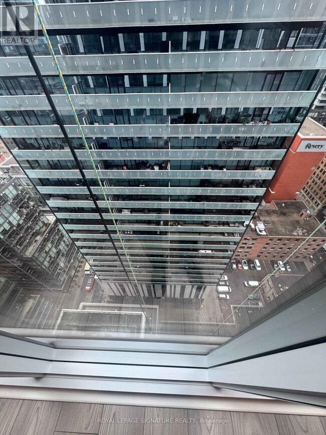 Building Photo - 400 King St W