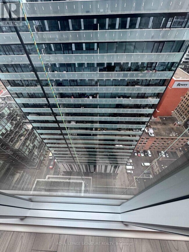 Building Photo - 400 King St W