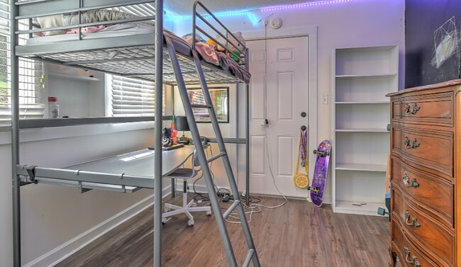 Foto del edificio - 4 bedroom 2 bath home! Tree Streets