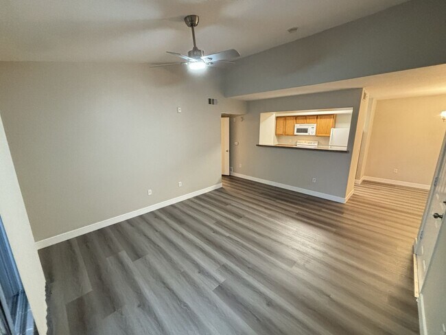 Foto del edificio - Beautiful 1Bed/1Bath/1Car 2nd floor Condo located in the beautiful Tuscano Gated Community!