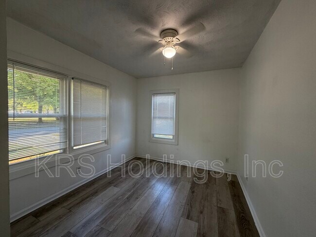 Foto del edificio - 903 Freedom Ave