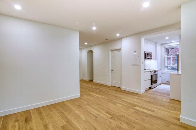 Building Photo - 4557 Rue Sherbrooke O