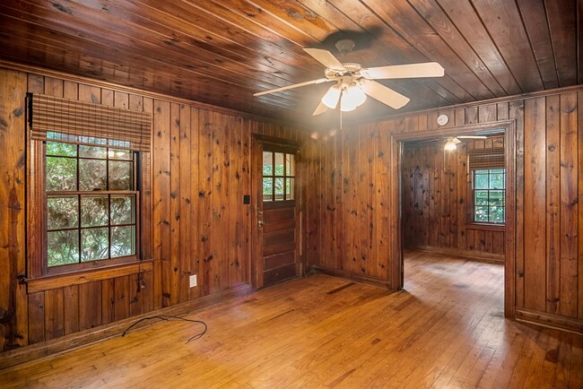 Building Photo - **APPLICATION PENDING** Adorable 2 bedroom...