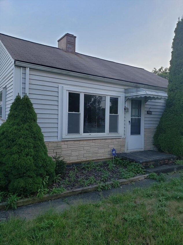 Primary Photo - 2 Bedroom Single Family Home with Garage