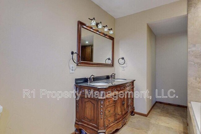 Building Photo - 501 Calle del la Angel