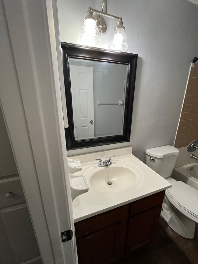 Building Photo - Updated 2/1 in Quiet Quadplex – Great Loca...