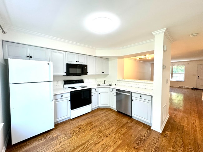 Building Photo - 73 Manorwood Dr