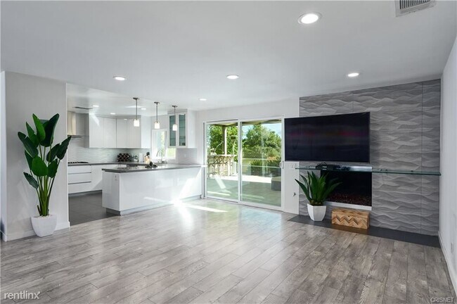 Building Photo - 3 br, 2.5 bath House - 6550 Smoke Tree Ave