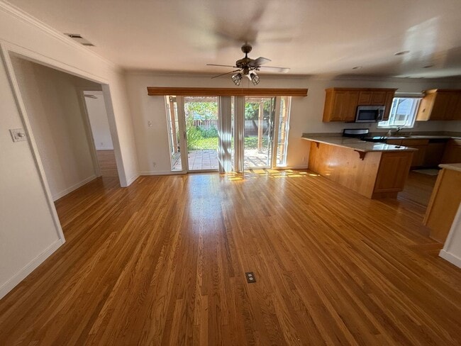 Foto del edificio - Stunning 3 Bed 2 Bath Home | Spacious Back...