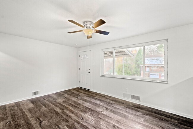 Foto del edificio - READY FOR MAY 15TH!! STUNNING & UPDATED 3-BEDROOM IN WHITE OAK!