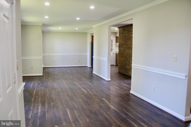 Building Photo - 1005 Oakwood St