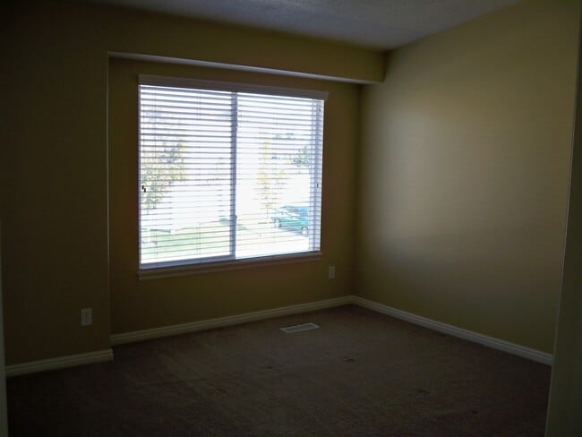 Foto del edificio - Beautiful 3 Bedroom Townhome in Sandy!