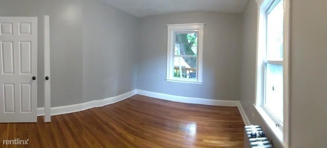 Building Photo - 3 br, 1 bath Triplex - 11 Dyer St